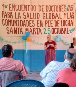 Dr. Linnea Capps speaking at a site visit to Santa Marta during the 2007 DGH General Assembly in El Salvador