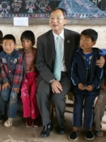Dr. Samuel So with children in Qinghai